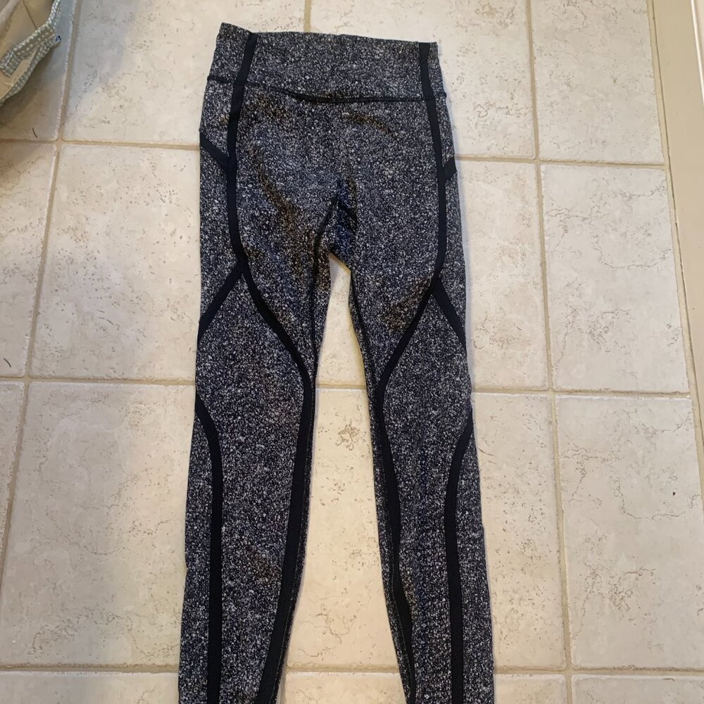 Lululemon Women's leggings black/white pattern Size 4